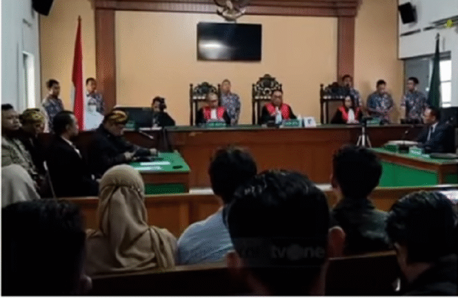 
					Sidang perdana pembacaan gugatan 36 halaman dari penggugat atas ijazah Joko Widodo, di PN Solo, Senin 2 Mei 2025. Tangkap layar video Youtube@TV One