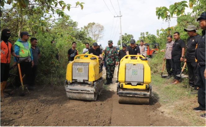 
					Buapti Warsubi operasikan mesin pengeras jalan saat melakukan inspeksi dan peninjauan langsung pelaksanaan pembangunan jalan dengan dana Rp 2 miliar, di dusun Kedungdendeng, Jiporafah, Plandaan, Sabtu 28 Juni 2025. Foto: Kominfo Jombang