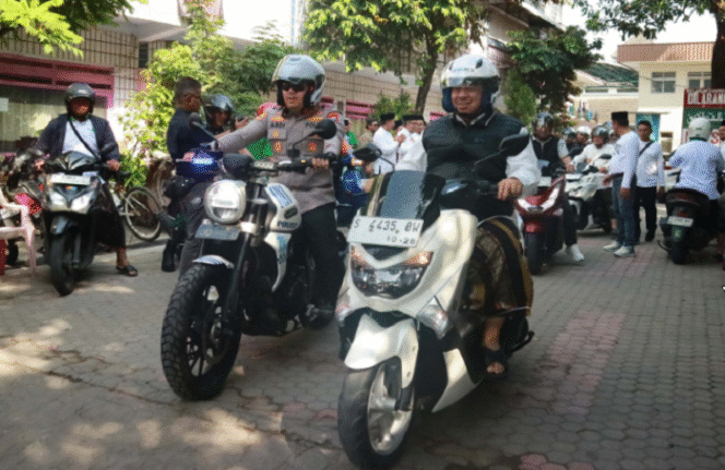 
					Suasana di jalanan wilayah Jombang tampak semara, adanya konvodi Riding to Muassis yang dilselenggarakan oleh PAC Ansor, Minggu 16=5 Juni 2025. Diikuti Bupati Jombang Warsubi dan Forkompimda. Foto: Jombang TV