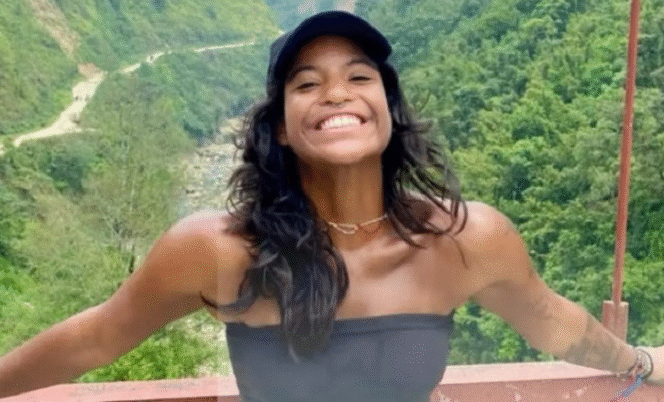 
					Pedaki gunung asal Brasil, Juliana Marins, 27, terpeleset saat mendaki Gunung Rinjani, Lombok, Jumat 21 Juni 2025. Ia berhasil dievakuasi oleh Basanrnas, pada hari ketiga 23 Juni 2025, dalam kondisi mkeninggal dunia, pada kedalaman jurang 600 meter. Foto: dok/ keluarga