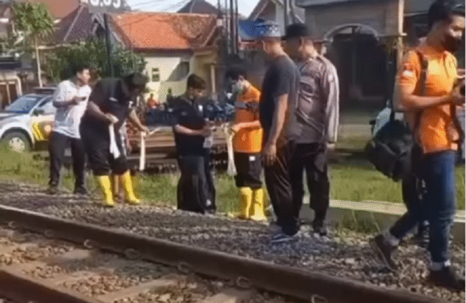 
					Petugas kepolisian Tulungagung melakukan olah tempat kejadian perkara (TKP) tewasnya anak balita berusia, 3, di Rejotangan, akibat tertabrak KA Gajayana, sekitar pukul 05.30 WIB, Rabu 4 Juni 2025. Instagram@radiopatria