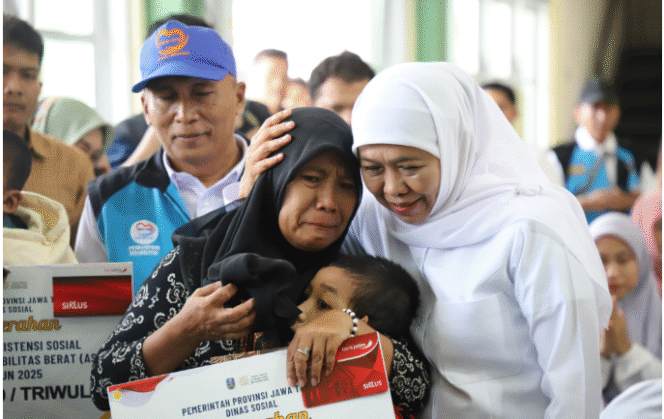 
					Gubernur Jawa Timur Khofifah didmapingi bupati Jombang, Warsubi, menyerahkan bantuan sosial senilai Rp 5,69 miliar di Aula PSBR, Desa Sengon, Kecamatan Jombang, Kabupaten Jombang pada hari Jumat, 27 Juni 2025. Jumat, 17 Juni 2025. Foto: Kominfo Jombang