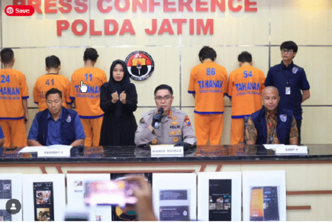 
					Polda Jatim menggelar konferensi pers dalam mengungkap jaringan Gay melalui medsos melibatkan warga melibatkan warga Jawa Timur, Jumat 13 Juni 2025. Instgaram@wargajombang