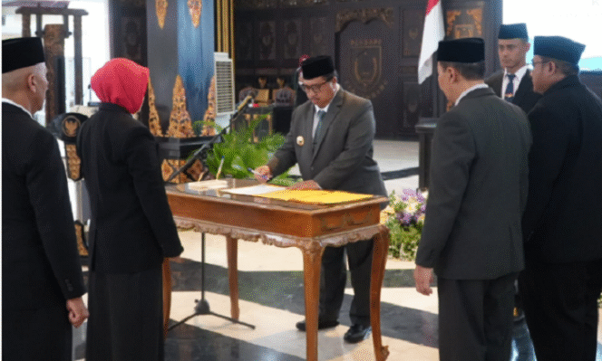 
					Bupati Jombang, H Warsubi melantik 118 kepala sekolah untuk TK/SD dan SMP, Jumat 20 Juni 2025 di pendopo Pemkab Jombang. Foto: Kominfo Jombang