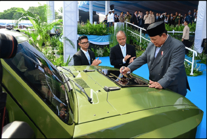 
					Presiden Prabowo Subianto secara resmi meresmikan peluncuran kendaraan listrik taktis terbaru produksi PT Pindad, yakni MV3-EV “PANDU”, dalam ajang Indo Defence 2025 Expo & Forum yang digelar di JIEXPO Kemayoran, Jakarta, pada Rabu, 11 Juni 2025. Foto: monitorday.com