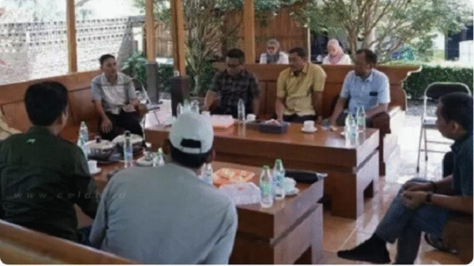 
					Ketua dan anggota DPRD Jombang melakukan sidak ke kantor Perumda Panglungan, di Wonosalam, Rabu 18 Juni 2025. Awasi terus perjanjian kontrak kerja yang merugikan perumda. Foto; Dok/ sekretariat DPRD Jombang