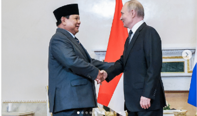 
					Presiden Prabowo Subianto melakukan pertemuan bilateral dengan Presiden Russia, Vladimir Putin di iIstana Konstantinovsky, St. Petersburg,
Federasi Rusia, 19 Juni 2025. Instagram@presidenrepublikindonesia