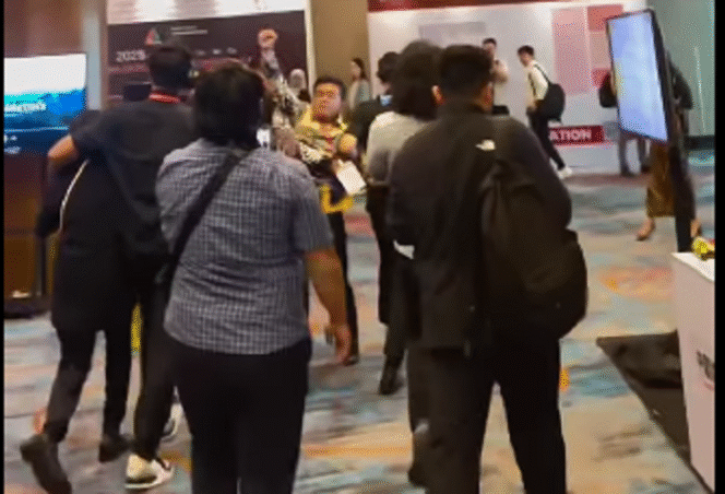 
					Aktivis Greenpeace memekikkan: Save Raja Ampat dari Tambang Nikel di acara acara Indonesia Critical Minerals Expo & Conference 2025 di Hotel Pullman Jakarta pada Selasa, 3 Juni 2025. Tangkap layar video Instagram@hitamputihgp.01