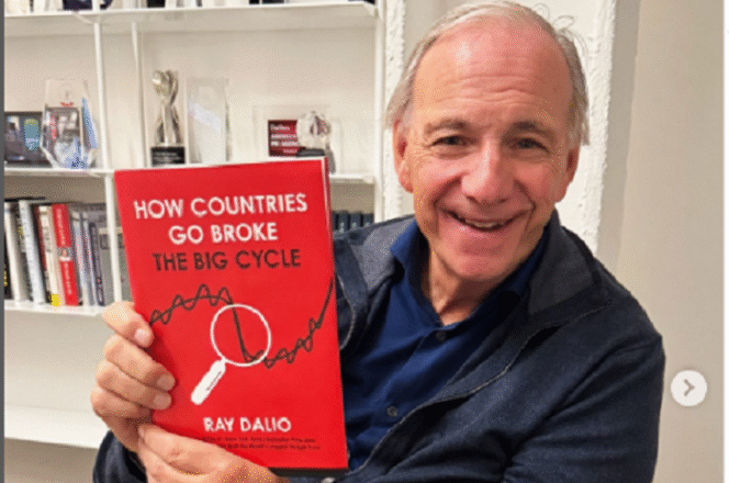 
					Ahli ekonomi analis investasi Ray Dalio, telah menyatakan diri mundur sebagai penasihat Danantara, ternyata dia telah menyiapkan penerbitan buku terbarunya: How Countries Gi Broke, the Big Cycle. Instagram@raydalio