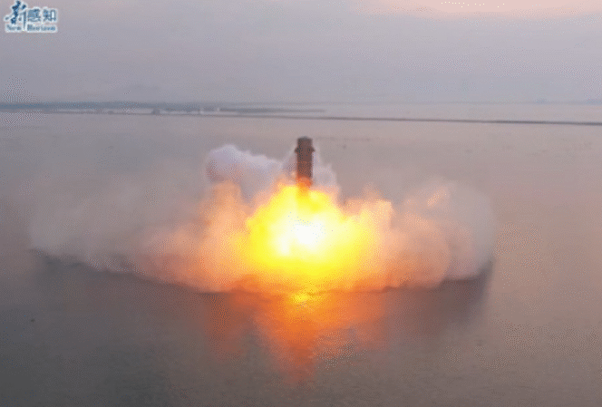 
					Roket Yuanxingzhe-1 (YXZ-1) diluncurkan dari platform terapung di Laut Kuning, mencapai ketinggian sekitar 2,5 kilometer sebelum melakukan pendaratan vertikal terkendali di air. Foto: China.com