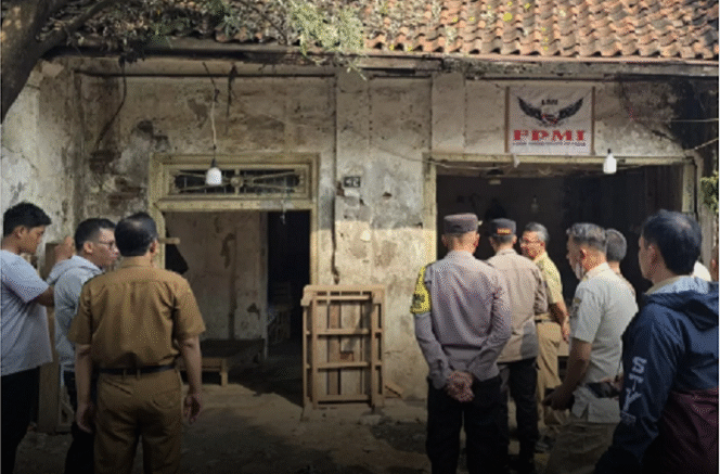 
					Aparat Polsek Tegalsari Surabaya, melakukan penyidikan ke rumah-rumah lahan kosong yang diserobot oleh preman lalu disewa-sewakan ke pihak lain. Instagram@lovesurabaya