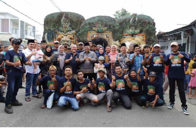 
					Aacara Sedekah Dusun Bula, Mojokrapak, Tembelang, Jombang berlangsung meriah. Bupati pun bergambar bersama tim dadak merak reog Ponorogo, berlangsung Minggu, 22 Juni 2025. Foto: Kominfo Jombang