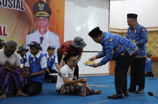 
					Bupati Jombang Warsubi tak segan menghampiri seorang tuna daksa, menyapa sekaligus mengambilkan kue suguhan, saat acara: Audiensi Sumber Daya Manusia (SDM) Pilar-Pilar Sosial se-Kabupaten Jombang dalam acara 