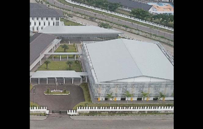 
					ebuah bangunan baru megah di Plosoklaten Kediri, sudah berdiri Sekolah Rakyat, yang luasnya mencapai 13 hektar. Tahap awal siap tampung 100-150 siswa. Tangkap layar video Instagram@radarkediri