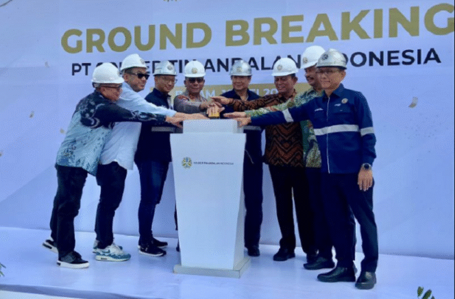 
					Saat groundbreaking pembangunan smelter (peleburan) timah milik PT PT Solder Tin Andalan Indonesia (STANIA)  di bidang industri pembuatan logam dasar bukan besi dan perdagangan besar melebarkan sayapnya di Kota Batam, Provinsi Kepulauan Riau (Kepri). Foto: ulasan.co