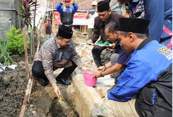 
					Bupati H Warsubi melaksanakan acara peletakkan batu pertama pembangunan Rumah Syukur karya Ponpes Siddiqiyyah, Jombang, untuk warga miskin, Minggu 22 Juni 2025. Foto: Kominfo Jombang