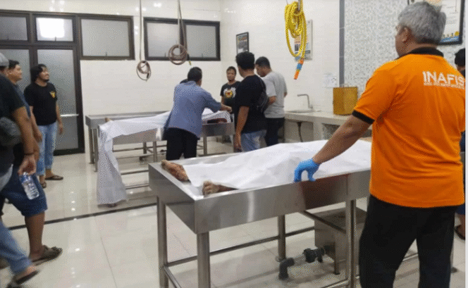 
					Aparat Reskrim Polda Jatim melakukan pengadangan pintu tol Sidoarjo terhadap tersangka pelaku pembobol gudang rokok di Bali. Karena melawan, petugas pun menembak dua tersangka hingga meninggal dunia. Foto: Dok/istimewa