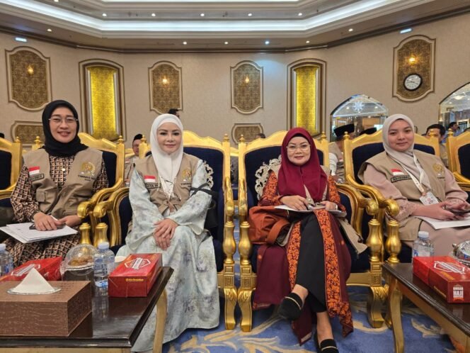 
					Anggota Tim Pengawas (Timwas) Haji DPR RI Anggia Erma Rini (kiri) saat kegiatan Timwas di Alqimma Hall, Makkah, Arab Saudi, Senin (2/6/2025). (Foto: Parlementaria/ Ubed/vel)