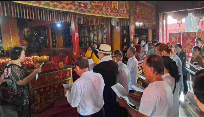 
					Upacara pengukuhan pengurus TITD Kwan Sing Bio Tuban diwarnai ketegangan antar pengurus. Kini Go Tjong Ping, politisi PDI Tuban duduk sebagai ketua 2025-2028. Foto: Dok/ Panitia