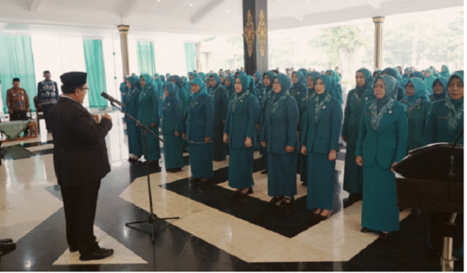 
					Bupati Jombang H Warsubi melantik  Ketua TP PKK Kabupaten Jombang, Hj. Yuliati Nugrahani, lebih dulu dikukuhkan bersama jajaran pengurus TP PKK masa bhakti 2025–2030 dalam acara resmi yang digelar di Pendopo Kabupaten Jombang, Jumat, 20 Juni 2025. Foto: Kominfo Jombang