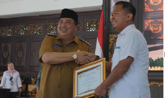
					Bupati Jombang Warsubi mendapat piagam penghargaan dari Bulog,  pula penyerahan Piagam penghargaan kepada Bupati Jombang Warsubi dari Bulog Cabang Mojokerto atas sinergitas dan pencapaian Kabupaten Jombang dalam rangka optimalisasi penyerapan gabah/beras 2025. Foto: Kominfo Jombang
