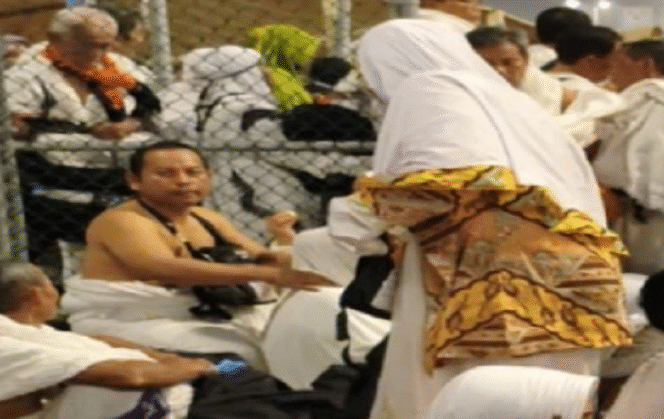 
					Ribuan jamaan dalam perjalanan dari Musdaliffah ke Mina, terlunta-lunta karena tidak ada jemputan bus. Mereka terpaksa jalan kaki sejauh 8 km. Hal serupa dialami jamaah yang mendapat jamputan bus, macet 7 jam tidak bisa bergerak, karena jalanan dipenuhi pejalan kaki. Foto: Dok pribadi/ Sari