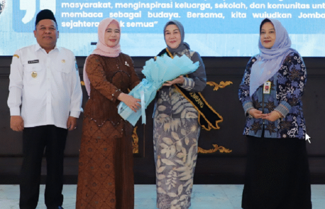 
					Ny Yuliati Nugrahani dikukuhkan sebagai Bunda Literasi, Pemkab Jombang, di pendopo kabupaten Jombang, Rabu 25 Juni 2025. Foto: Jombangkab.go.id