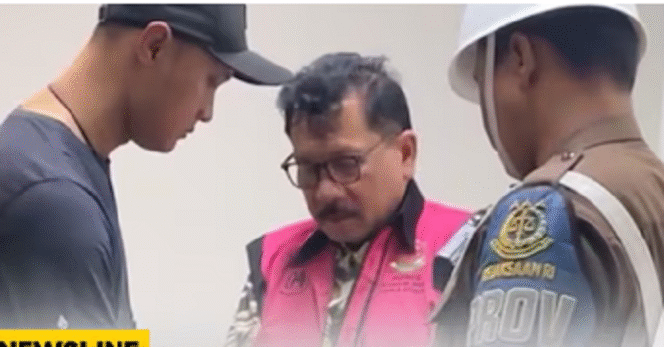 
					Terdakwa Zaroif Ricar, pemilik kekayaan Rp 975 miliar dan 51 kg emas saat digeledah tim kejaksaan. Tangkap layar video Youtube@Metro TV