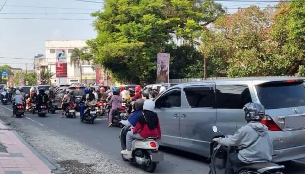 BBM langka transportasi lumpuh