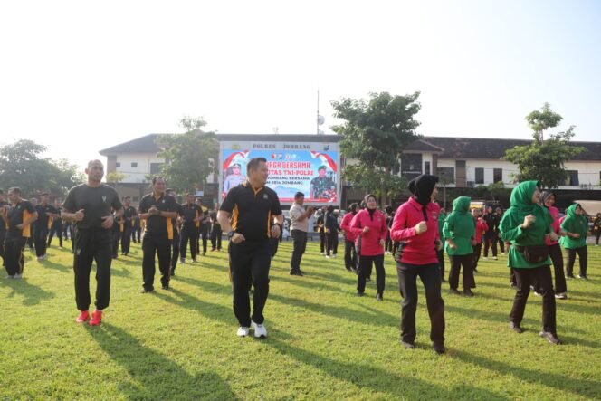 
					suasana saat olahraga Polres Jombang bersama Kodim 0814 Jombang