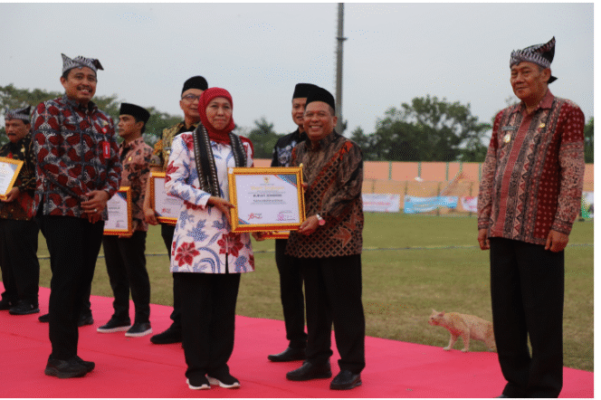 
					Gubernur Jatim Khofifah menyerahkan tanda penghargaan kepada Buapti Jombang, diwakili oleh wakil bupati Jombang, H Salmanudin Yazif, pada upacara peringakatan hari Koperasi, 17 Juli 2025. di Bojonegoro. Foto: Diskominfo Jombang