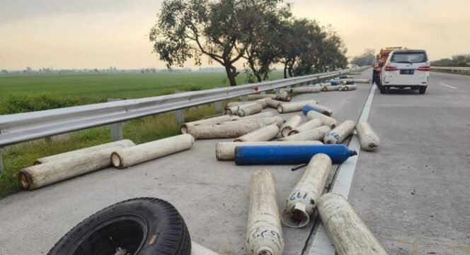 
					Situasi setelah kecelakaan antara mobil dan truk pengangkut tabung oksigen di jalan tol Jombang-Mojokerto, Jawa Timur. ANTARA/HO-Pengelola Jalan Tol Jombang-Mojokerto 