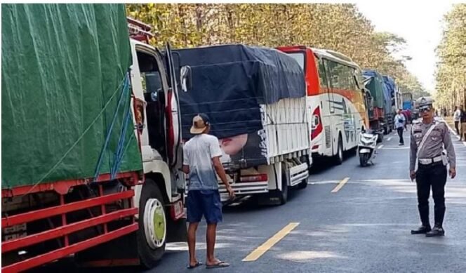 
					Macet diduga penutupan jalur Gumitir