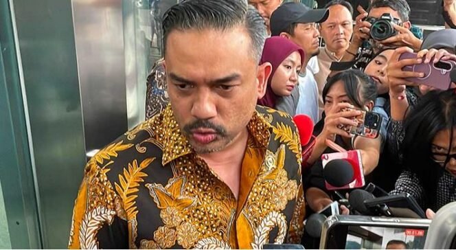 
					Menteri UMKM Maman Abdurahman menyambangi KPK untuk klarifikasi surat Istrinya, Agustina Hastarini. (Bloomberg Technoz/Azura Yumna)