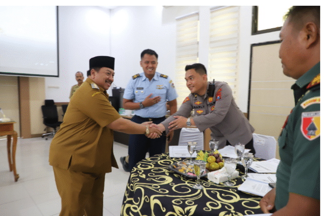 
					 Pemkab Jombang merespon serius pengaturan penggunaan sound horeg, dan mengangkatnya dalam forum “Lungguh Bareng”, Selasa, 29 Juli 2025. Paguyuban Sound System Jombang menyatakan dukungan penuh terhadap 15 poin kesepakatan yang akan menjadi dasar tertibnya hiburan rakyat di Bumi Kebo Kicak ini.