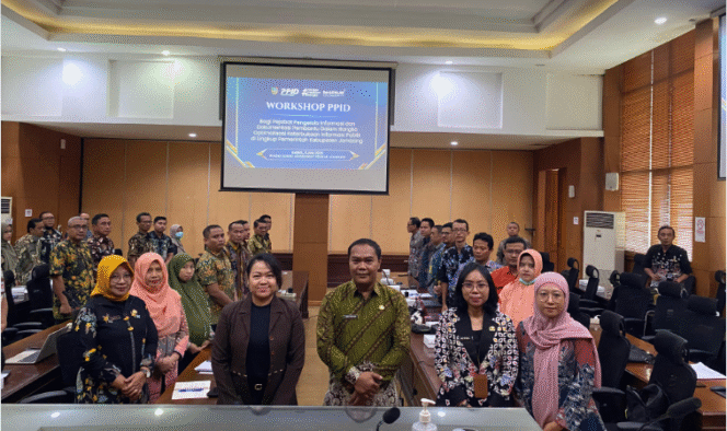
					Dinas Komunikasi dan Informatika Provinsi Jawa Timur, Ayu Saulina Ernalita, S.S., M.M, selaku Ketua tim layanan informasi dan pengaduan masyarakat, dan dari bagian hukum Setdakab Jombang, Mas Ayu Emilia, S.HI. menjadi narasumber Workshop PPI di Pemkab Jombang, 3 Juli 2025. Fptp: Diskominfo Jombang