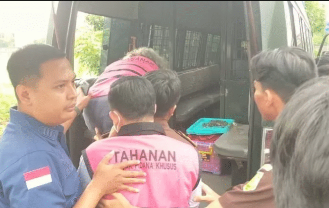 
					Kejaksaan Negeri Kota Mojokerto menahan tujuh orang tersangka dalam kasus korupsi proyek pembangunan perahu Majapahit dengan nilai anggaran Rp 2,5 miliar. Dana tersebut dikorupsi senilai Rp 1,91 miliar. Foto: Kejaksaan Mojokerto