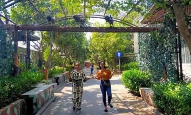 
					Taman edukasi satwa di Pasuruan