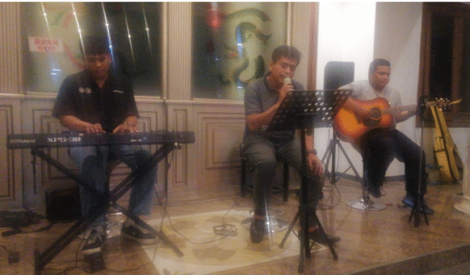 
					Biginilah suasana live music perdana suguhan dari Ascoot Coffee and Bistro, di Jl. Buya Hamka, Jombang, Sabtu 5 Juli 202r. Hadi Gatot Subroto, sebagai owner Ascoot Coffee and Bistro tak mau ketinggalan menghibur tamunya. Foto: swarajombang.com/ priyo suwarno