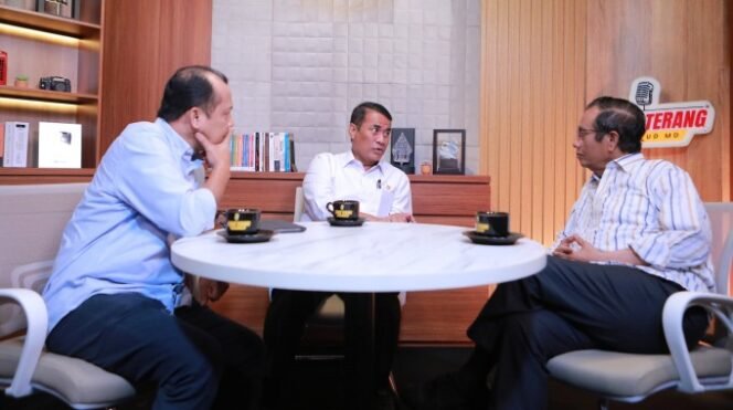 
					Menteri Pertanian (Mentan) Amran Sulaiman (tengah) saat acara Podcast bersama Mahfud MD (kanan) dan host Rizal Mustari (kiri) (Foto: Dok. Kementan RI)