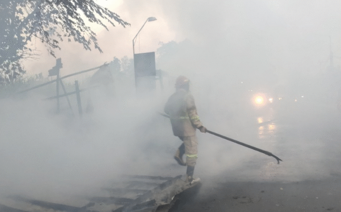 
					Damkar Jombang melakukan pemadaman yang menimpa sebuah tempat usaha di  jalan raya desa Bandung, kecamatam Diwek, Jombamg, Rabu pagi hari 23 Juli 2025. Tempat usaha ukuran 3 X 25 habis terbakar. Foto: BPBD/Damkar Pemkab Jombang