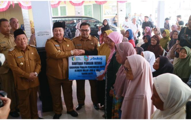 
					Bupati Jombang, Warsubi menyerahkan bantuan berupa 10 kg kepada 277 warga di desa Kali Kejambon, Kecamatan Tembelang, Senin, 28 Juli 2025. Dengan alokasi, 10 kg beras per bulan setiap penerima manfaat. Foto: Diskominfo Jombang