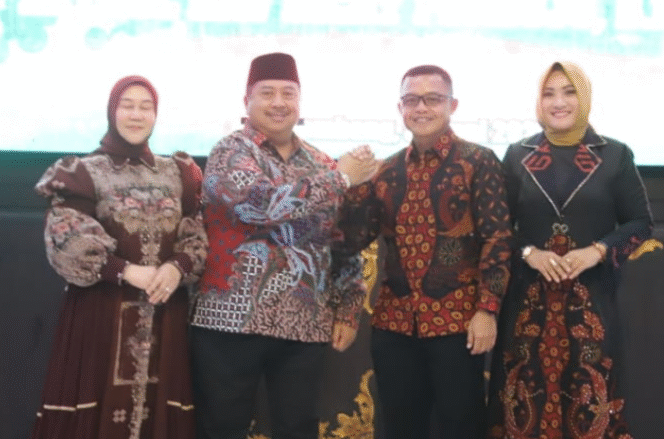 
					Salam Komando, Bupati Jombang, Warsubi bersama istri Yuliati Nugrahani  salam komandao dengan Komandan Kodim Jombang yang baru, Lekol. Kav. Dicky Prasojo bersama istri, saat acara pisah kenal dengan dandim lama  Letkol Kav Devid Eko Junanto. Foto; Kominfo Jombang