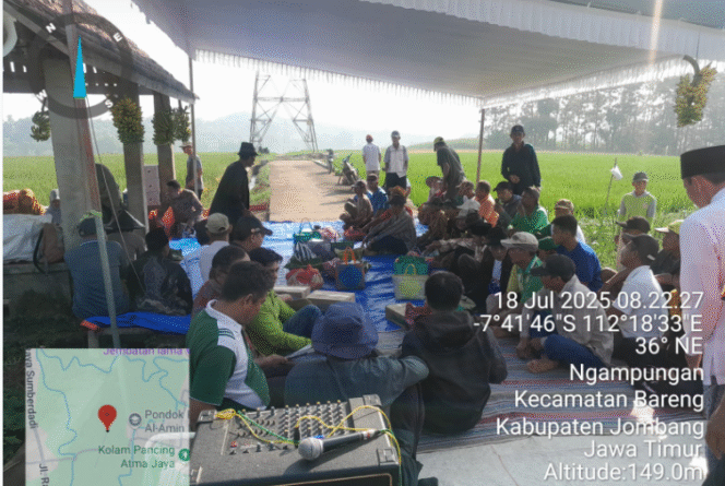 
					Beginilah cara gapotan Ngampungan, Bareng, Jombang, melaksanakan upacara tradisional sedekah wiwit panen yang dilaksanakan di tengah sawah bersama Forkompimada,  Bareng, Kepala Dinas Pertanian dan Pekebrunan Jombang Mocjh. Rony, Jumta 18 Juli 2025. Foto: Dinas Pertanian dan Perkebunan Jombang