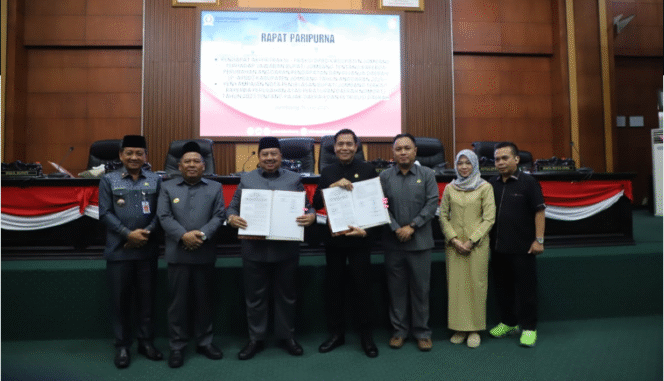 
					Ketua DPRD Hadi Atmaji dan Bupati Jombang menandatangani APBD Perubahan 2025, Rabu 16 Juli 2025, di gedung DPRD Jombang. Foto: Diskominfo Jombang