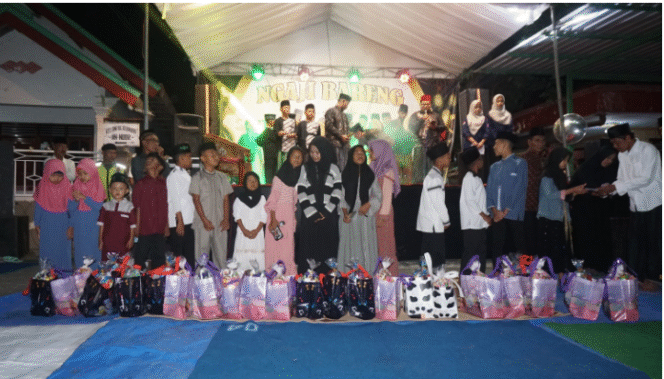 
					Warga dusun Gambang, desa Plumbon Gambang selalu peduli kepada saudaranya, sehingga pada puncak acara perayaan Gerebek Suro, dilaksanakan Ngaji Bareng disertai penyerahkan santunan kepada 70 warga dhuafa dan 23 anak yatim, Minggu 21 Juli 2025. Foto: Swarajombang.com/ Ipong Dwicahyono