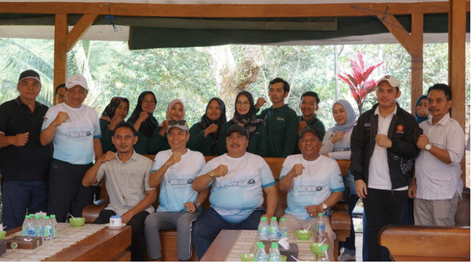 
					Salam Komando Bupati Jombang Warsubi, Ketua DPRD Hadi Atmaji, dan jajaran penguerus Gerindra Jombang, pada acara camping dua hari pelatihan kader di lokasi wisata Wonosalam yang dikelola oleh Perumda Panglungan, Sabtu-Minggu (26-27 Juli 2025). Foto: Dikominfo Jombang