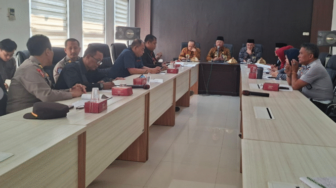 
					Asisten I Pemerintahan dan Kesejahteraan Rakyat Setdakab Jombang, Purwanto pimpin rapat aturan penggunaan sound horek, pasca Fatwa MUI. Kamis, 24 tersebut perwakilan Polres Jombang, Kodim 0814 Jombang, Badan Kesatuan Bangsa dan Politik (Bakesbangpol), Bagian Hukum, Dinas Kesehatan, hingga Kementerian Agama Kabupaten Jombang. Foto: Diskominfo Jombang