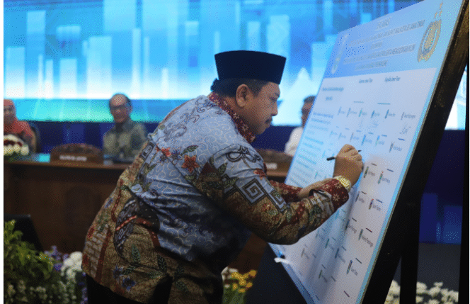 
					Bupati Jombang Warsubi hadiri acara High Level Forum (HLM) Investasi Jawa Timur, di gedung negara Grahadi, Selasa, 15 Juli 2025. Foto: Diskominfo Jombang