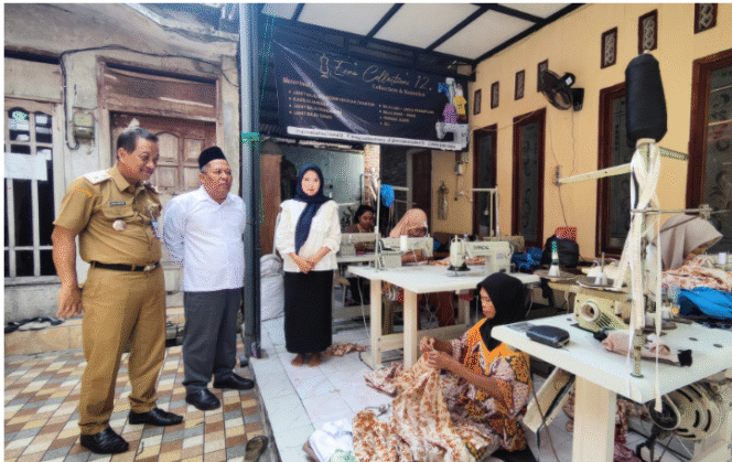 
					Wakil bupati Jombang H Salmanudin Yazid didampingi Sekkab Jombang, Agus purnomo turun ke lapangan mengecek keluhan  soal upah jahit seragam gratis program bupati Jombang, Warsubi, Senin 7 Juli 2025. Foto: Diskominfo Jombang.